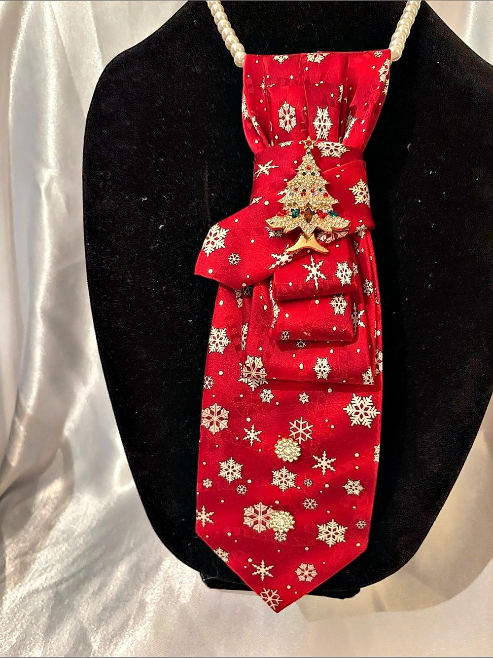 Red Holiday Snowflake Statement Tie Like New